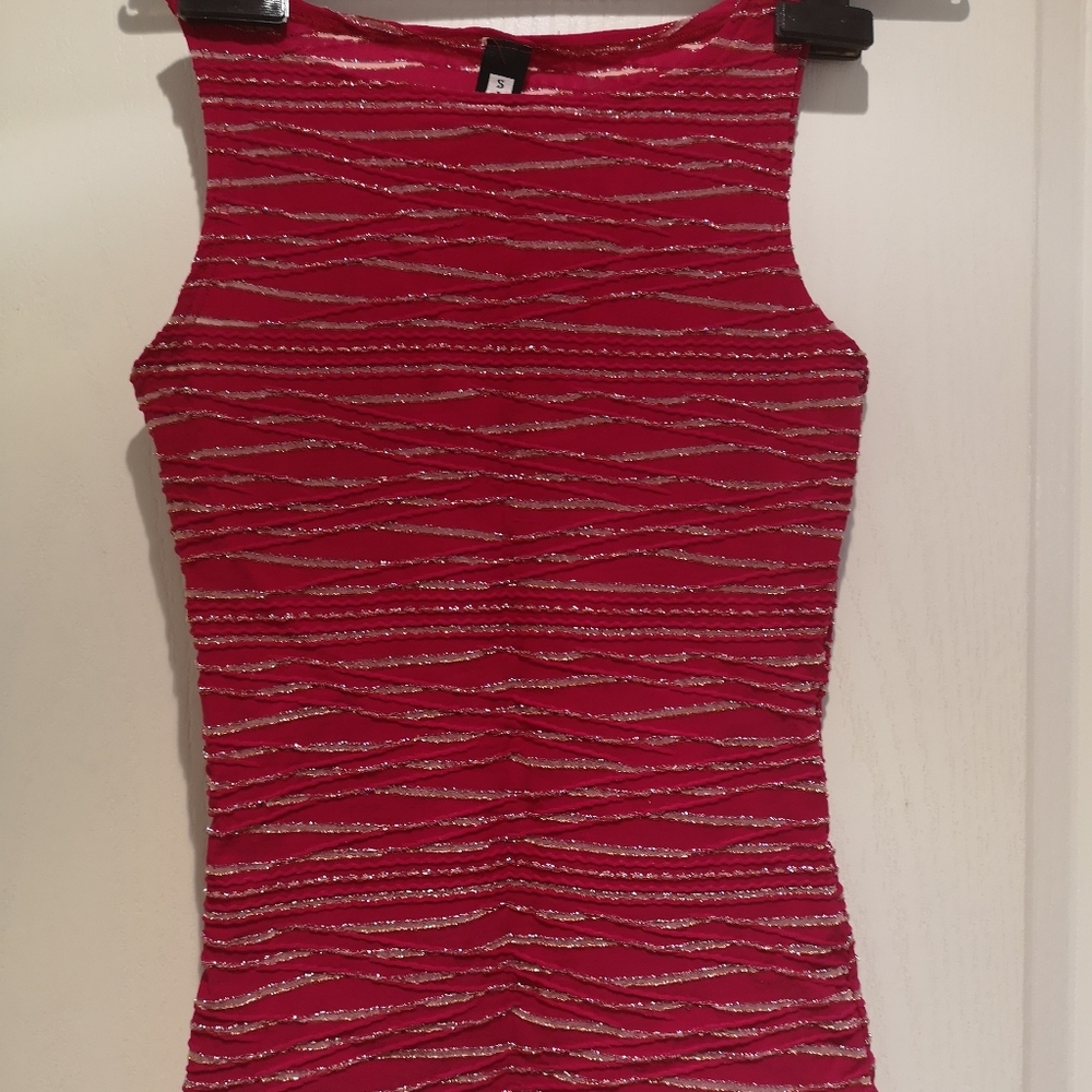⭐🌟HOST PICK 🌟Gorgeous fitted top in deep dark pink and silver.